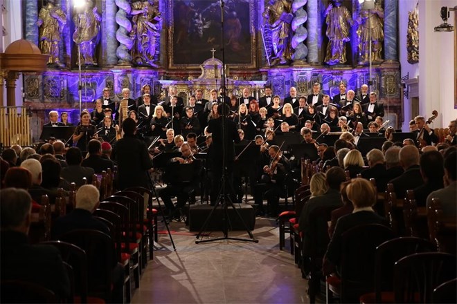 Zbor i Simfonijski orkestar HRT-a te maestro Anđelko Igrec dali svoj obol proslavi 20. obljetnice biskupije